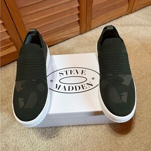 Steve Madden Women’s Dark Green Camo Beale Sneakers